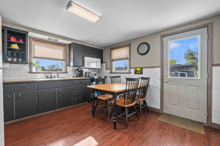 More Photos Of 407 W Saint Joseph St, Perryville Office For Sale