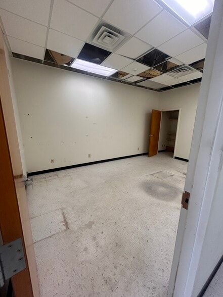 More Photos Of 1426 Paramount Dr, Huntsville Restaurant For Lease