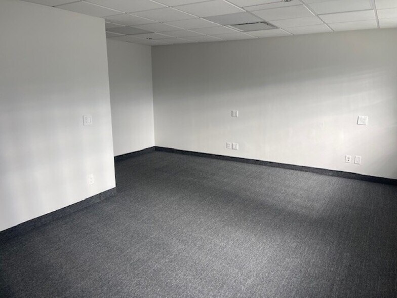 More Photos Of 66-00 Long Island Expy, Maspeth Office For Lease