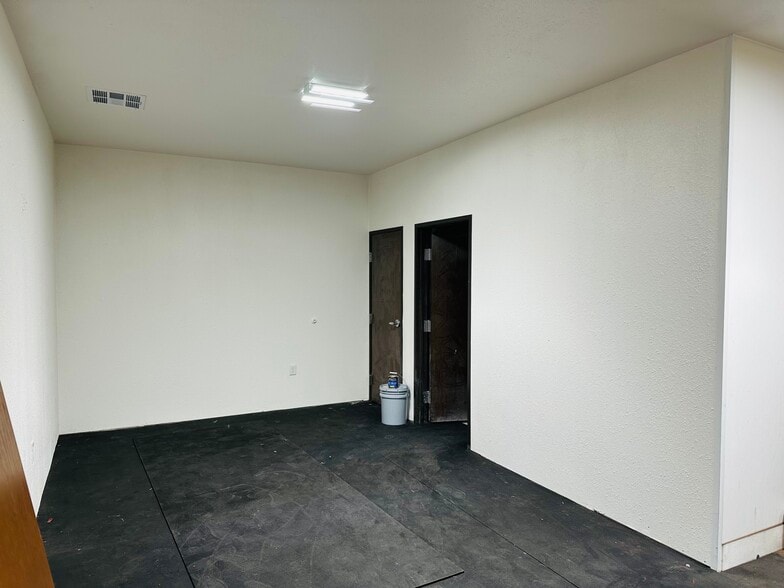 More Photos Of 2212 W Hefner Rd, Oklahoma City General Retail For Lease
