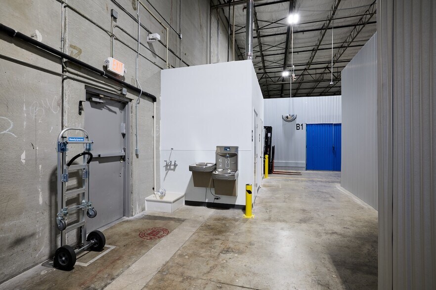 More Photos Of 1255 La Quinta Dr, Orlando Warehouse For Lease