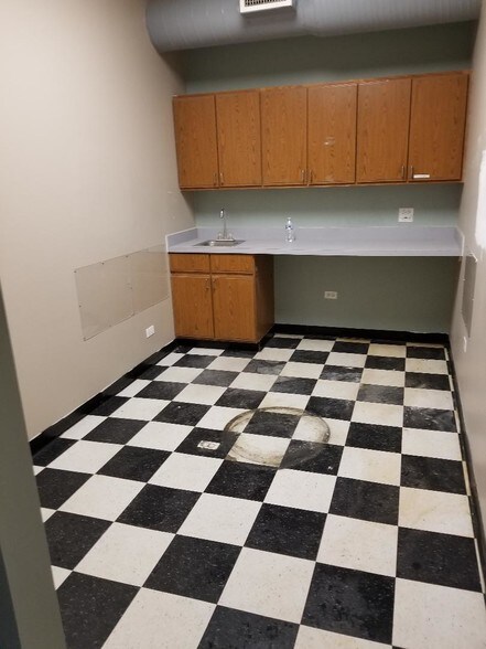 More Photos Of 5907 W 35th St, Cicero Restaurant For Lease