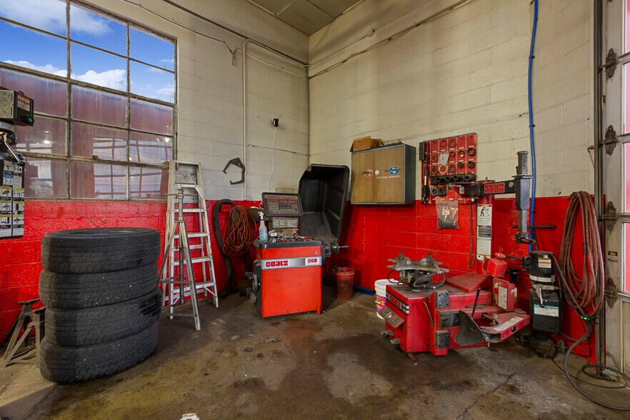More Photos Of 833 W 7th St, New Albany Auto Repair For Sale