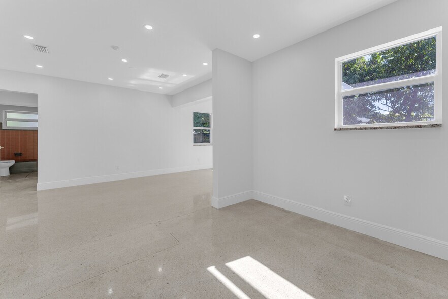 More Photos Of 5820 Sheridan St, Hollywood Office For Sale