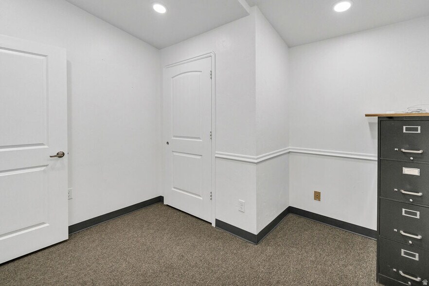 More Photos Of 46 S Center St, Elsinore Industrial For Sale