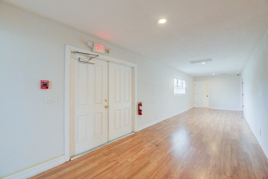 More Photos Of 359 10th St, West Palm Beach Storefront Retail Office For Sale