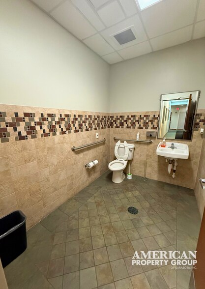 More Photos Of 5715 21st Ave W, Bradenton Medical For Sale