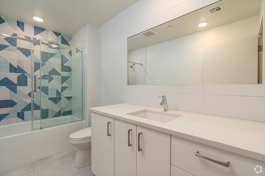 More Photos Of 2000 N Beachwood Dr, Los Angeles Apartments For Sale