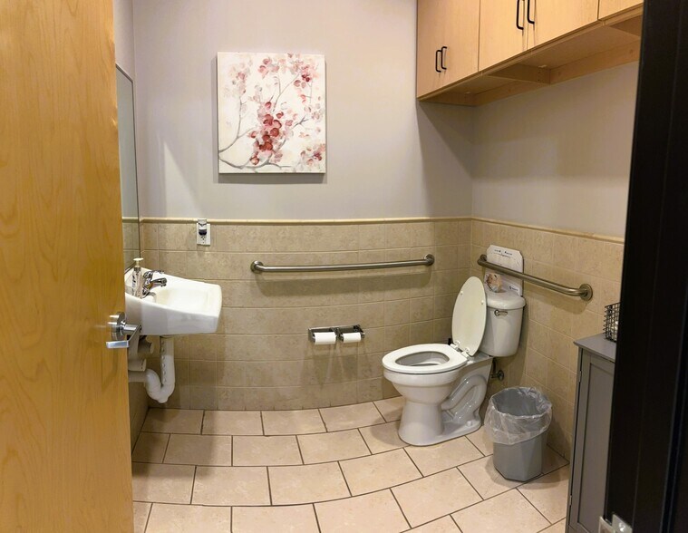 More Photos Of 80 N McClintock Dr, Chandler Medical For Sale