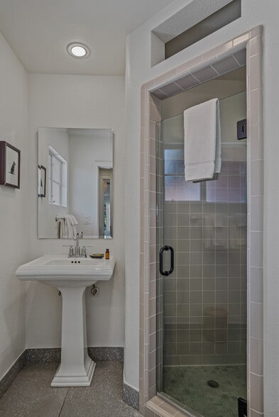 More Photos Of 555 S Warm Sands Dr, Palm Springs Hotel For Sale