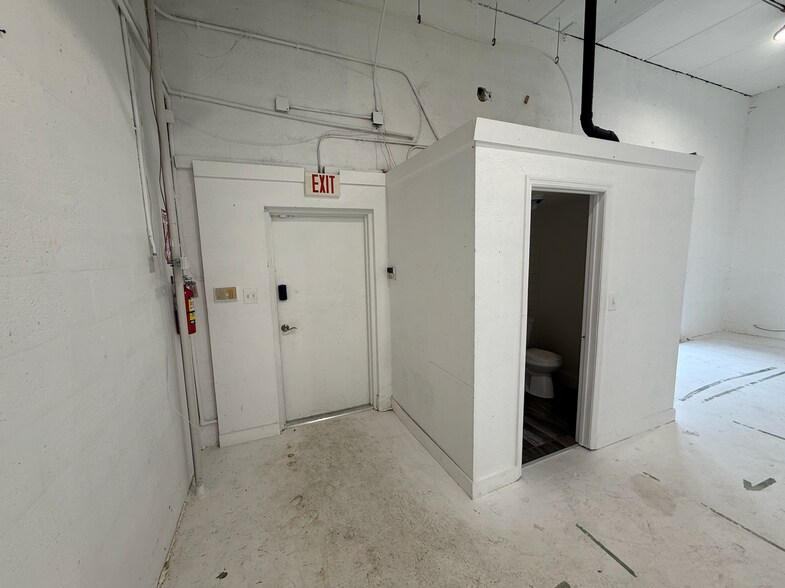 More Photos Of 1177 Clare Ave, West Palm Beach Warehouse For Lease