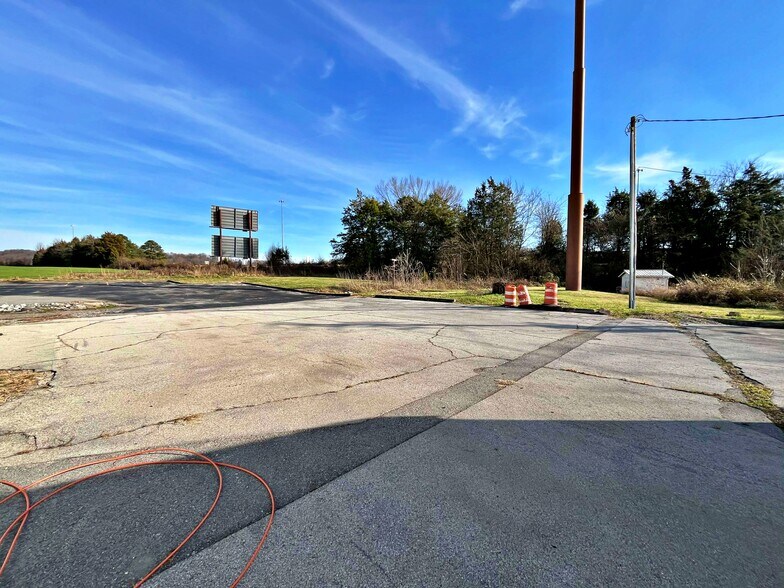 More Photos Of 1391 Murrays Chapel Rd, Sweetwater Showroom For Sale