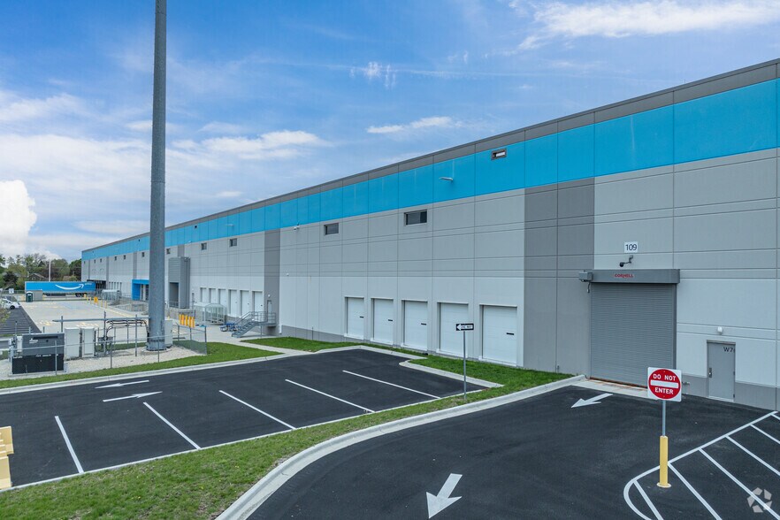 More Photos Of 2101 W Lake St, Addison Distribution For Lease