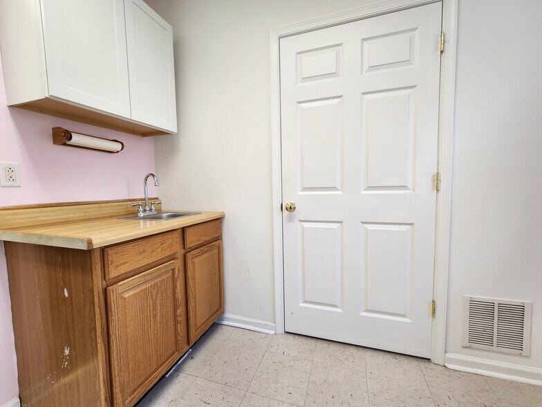More Photos Of 722 Grant St, Herndon Medical For Sale