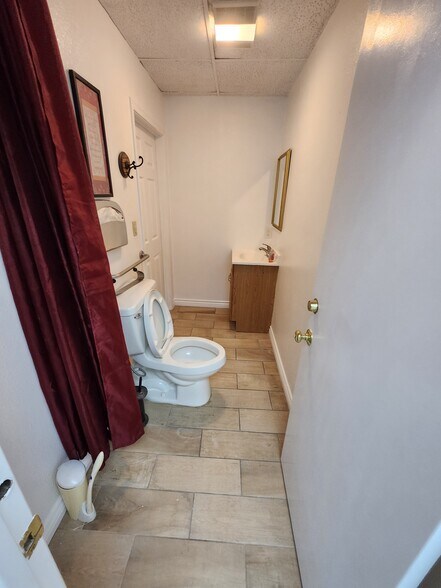 More Photos Of 960 W 17th St, Santa Ana Office For Sale