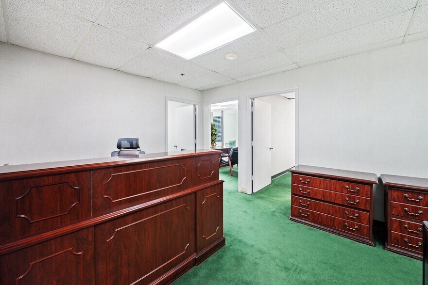 More Photos Of 1110 Brickell Ave, Miami Office For Sale