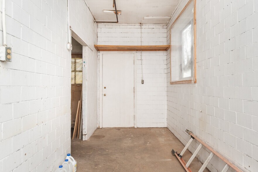 More Photos Of 203 Benson St, Reading Flex For Sale