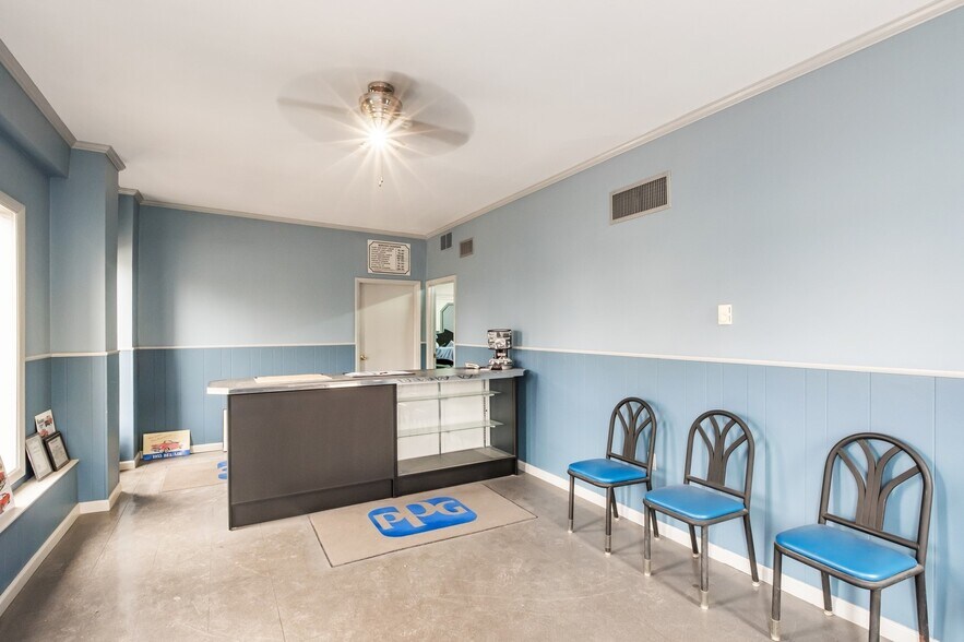 More Photos Of 2217 Farragut ave, Bristol Service For Sale