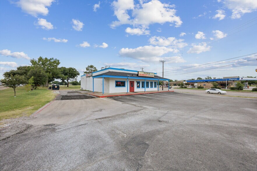 More Photos Of 525 Oates Rd, Garland Freestanding For Sale