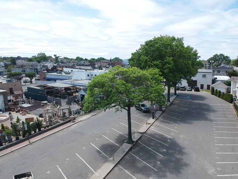 More Photos Of 300 Willis Ave, Mineola Storefront Retail Office For Lease