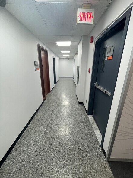 More Photos Of 3858-3870 Notre-Dame, Laval Office For Sale