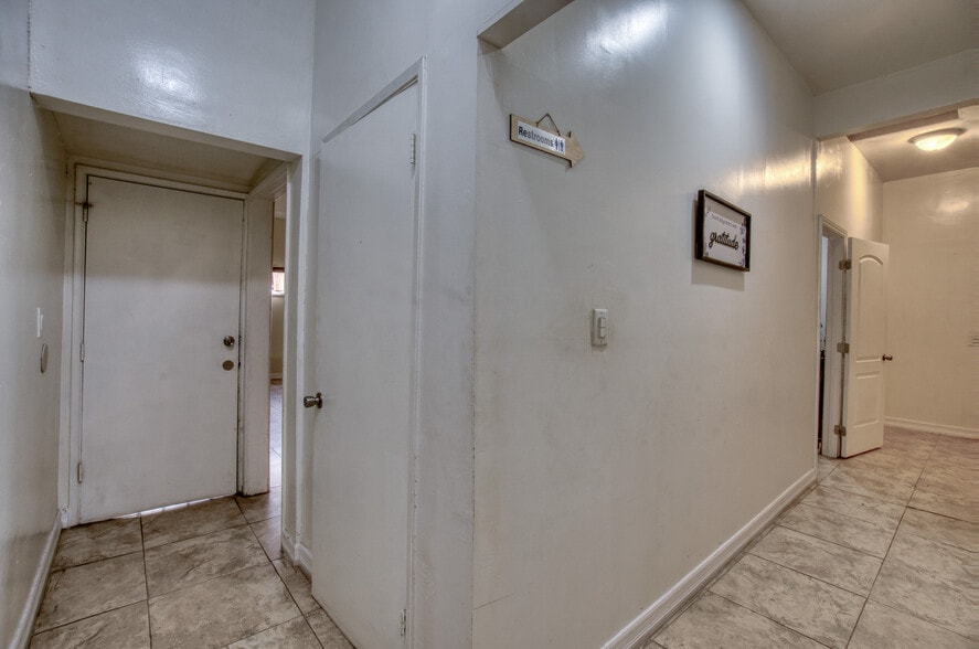 More Photos Of 11123 S Western Ave, Los Angeles Office For Sale