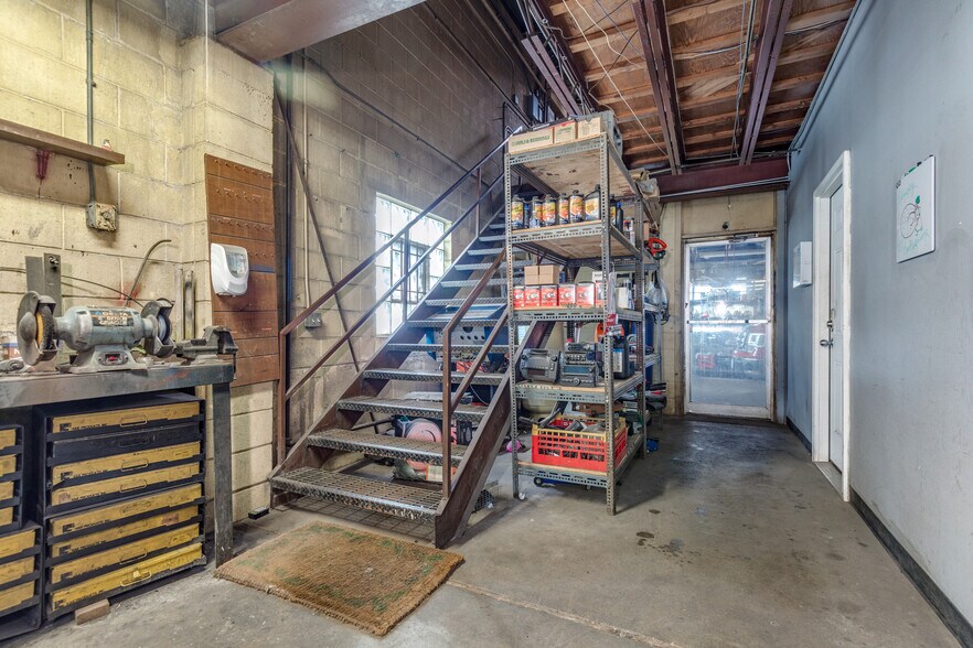 More Photos Of 3500 S Kingshighway Blvd, Saint Louis Auto Repair For Sale