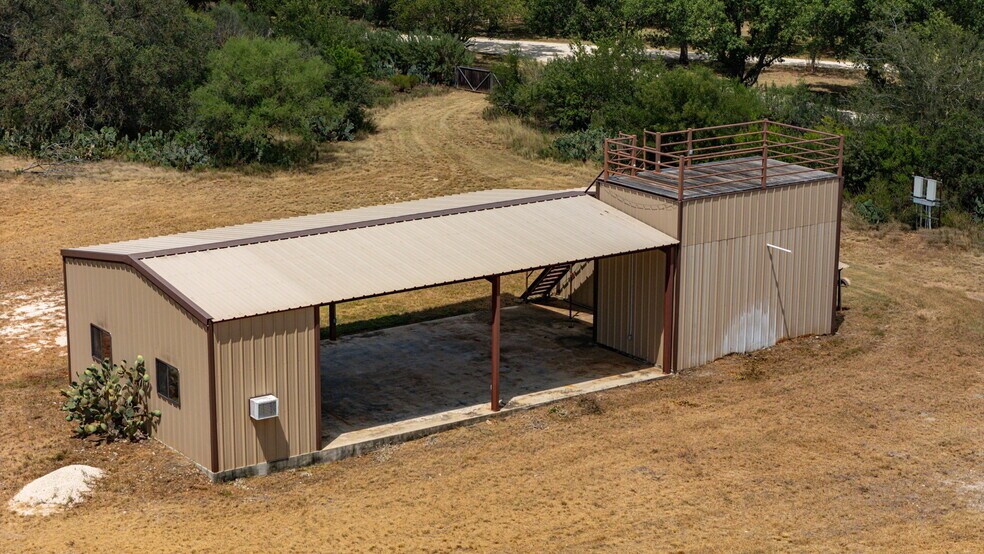 More Photos Of 2234 Highway 90 w, Castroville Flex For Sale