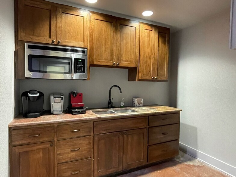 More Photos Of 5 Upper Cibolo Creek Rd, Boerne Light Manufacturing For Lease