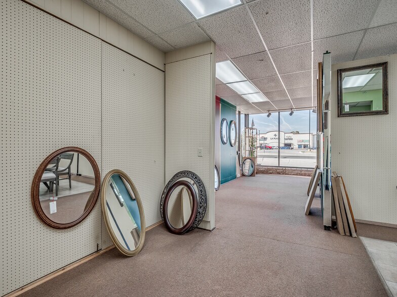 More Photos Of 3730-3732 N MacArthur Blvd, Warr Acres Showroom For Sale