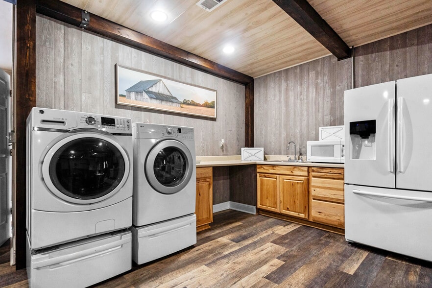 More Photos Of 11155 Hubbard Rd, Kansas City Flex For Sale