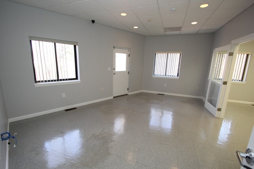 More Photos Of 87 Main St, North Reading Light Manufacturing For Sale