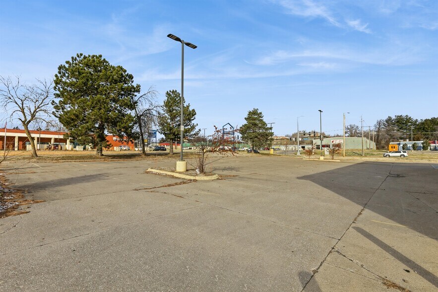 More Photos Of 1101 E Army Post Rd, Des Moines Freestanding For Sale