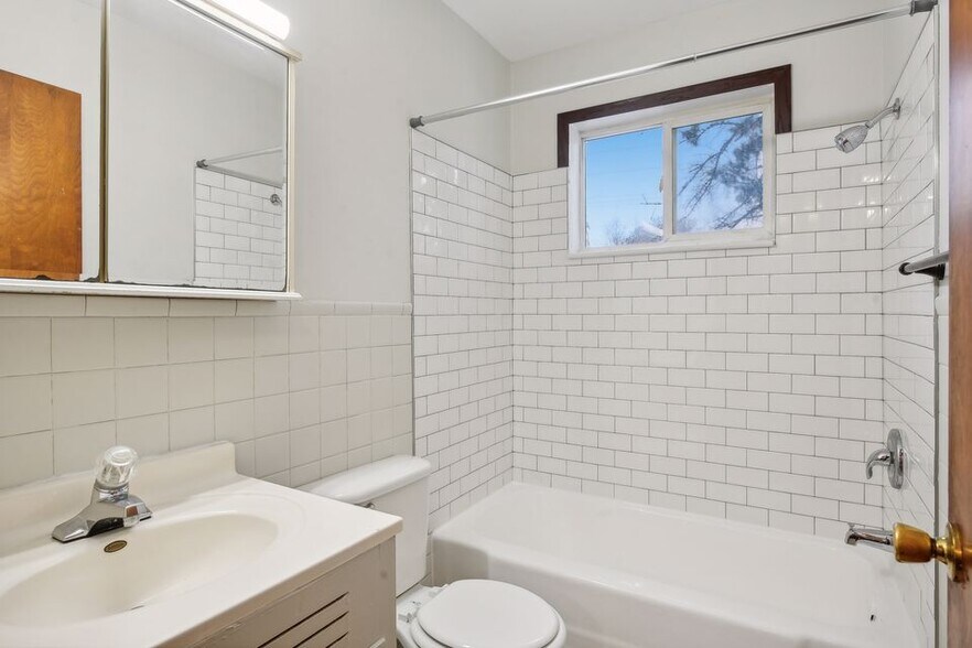 More Photos Of 2009-2017 Commerce Blvd, Mound Apartments For Sale