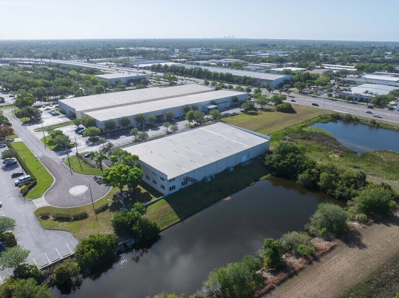 More Photos Of 6950 112th Cir, Largo Warehouse For Lease