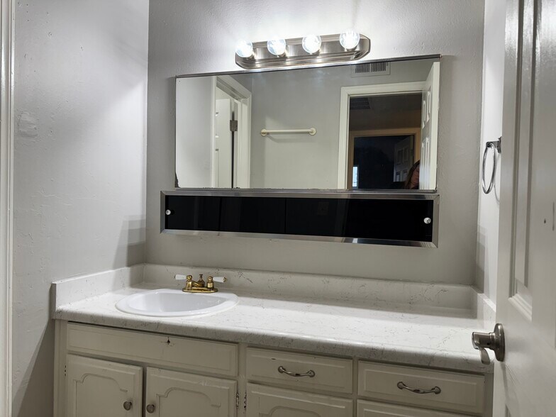 More Photos Of 7413 Melrose Ln, Oklahoma City Apartments For Sale