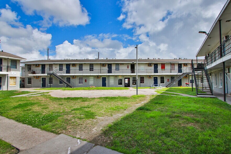 More Photos Of 8700 Gulf Fwy, Houston Apartments For Sale