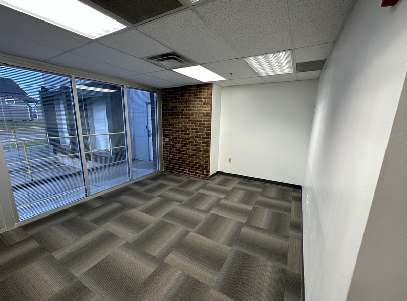 More Photos Of 4951 Dixie Hwy, Fairfield Showroom For Sale