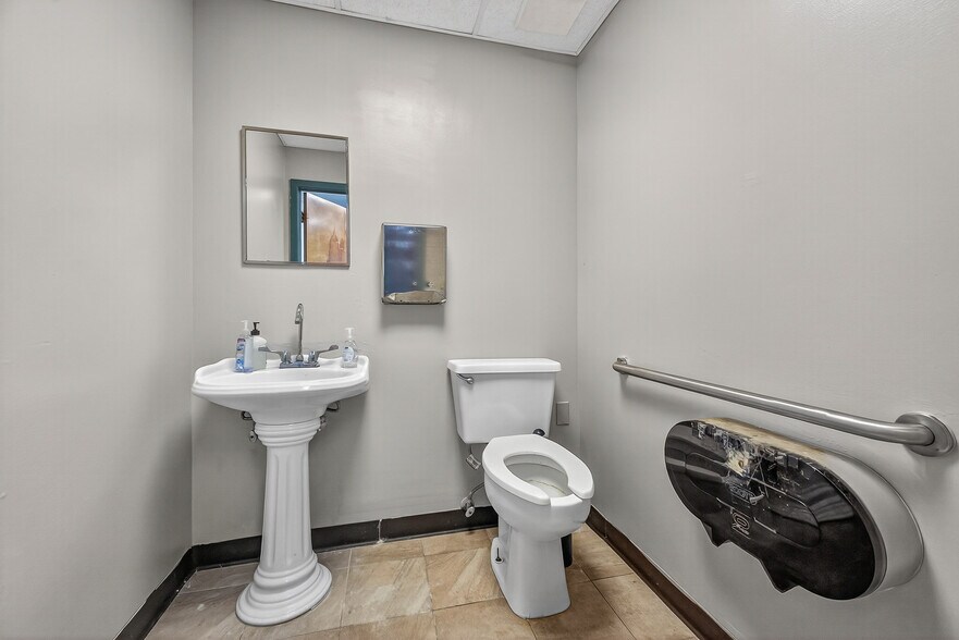 More Photos Of 1500 N Pace Blvd, Pensacola Freestanding For Sale