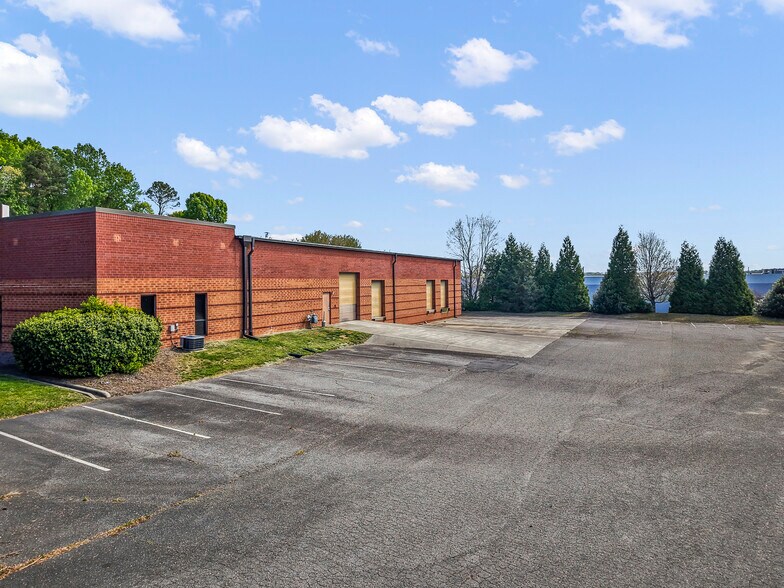 More Photos Of 2595 Viceroy Dr, Winston-Salem Warehouse For Lease