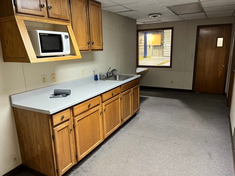 More Photos Of 401 Kent Ct, Midland Flex For Sale