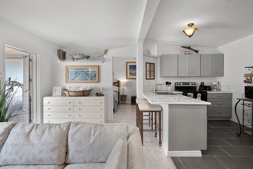 More Photos Of 13901 Old Dixie Hwy, Hudson Multifamily For Sale