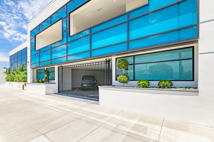 More Photos Of 2211 W Burbank Blvd, Burbank Office For Sale
