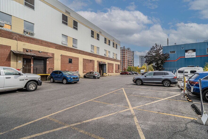 More Photos Of 454 Av Beaumont, Montréal Self Storage For Lease