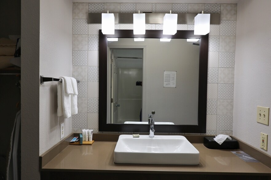 More Photos Of 737 Avon Rd, Sparta Hotel For Sale