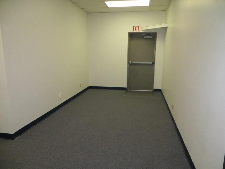 More Photos Of 4214 Fleur Dr, Des Moines General Retail For Lease