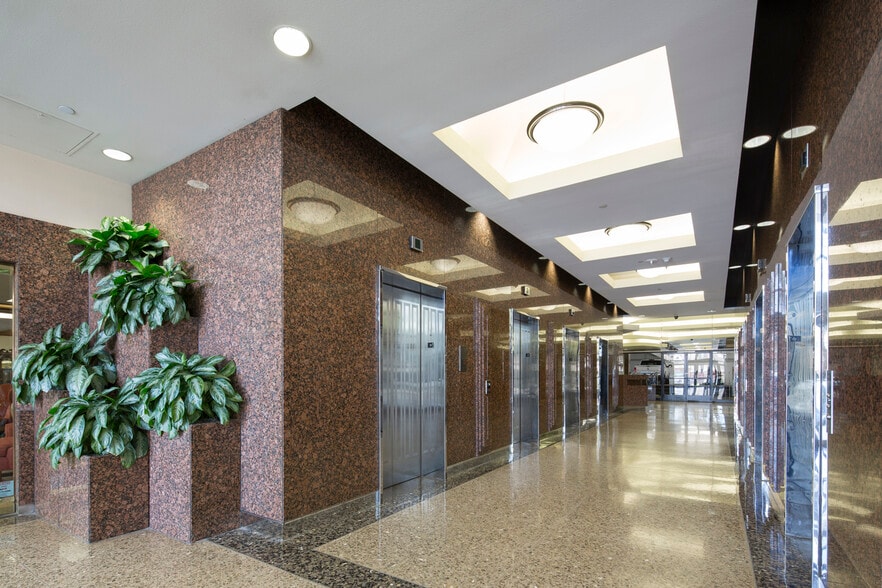 More Photos Of 15910 Ventura Blvd, Encino Office For Lease