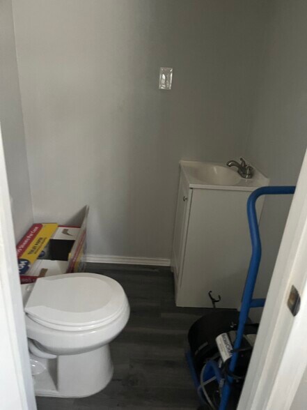 More Photos Of 223 W Danieldale Rd, Dallas Light Distribution For Sale
