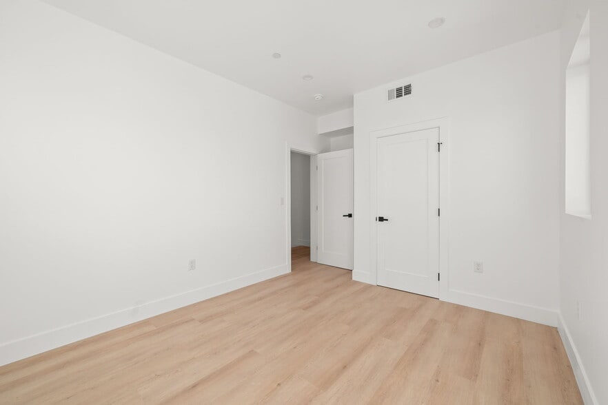 More Photos Of 1933 Magnolia Ave, Los Angeles Apartments For Sale