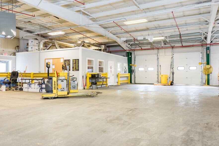 More Photos Of 16 Swamscott St, Newfields Warehouse For Lease
